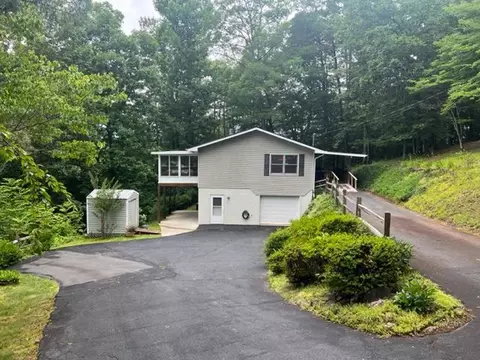560 Holly Springs Estates Rd, Franklin, NC 28734