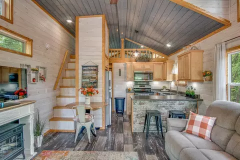 63 Bear Pen Cv, Franklin, NC 28734