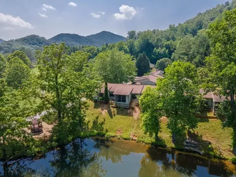 62 Mint Lake Ct E UNIT 2B, Franklin, NC 28734