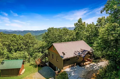 2253 Round Top Rd, Almond, NC 28702