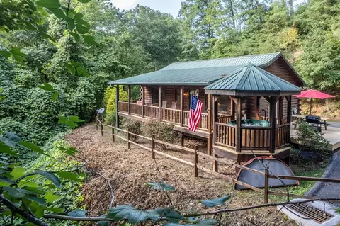 80 Mountain Range Dr, Whittier, NC 28789
