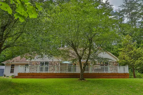 61 Riverwood Dr, Franklin, NC 28734