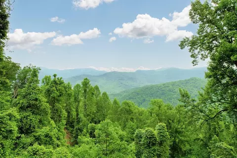 707 Sundown Dr, Franklin, NC 28734