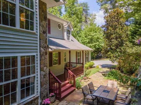 326 Berry Hill Dr, Sylva, NC 28779