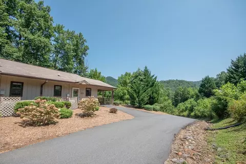 69 Woodside Villas Dr # B, Franklin, NC 28734