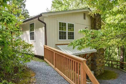 95 N Rhododendron Ln, Almond, NC 28702