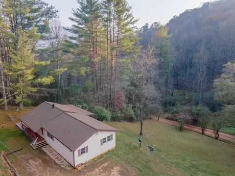 295 Hatfield Rd, Franklin, NC 28734