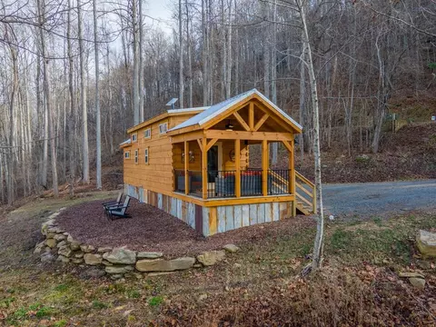 206 Barberry Dr, Franklin, NC 28734