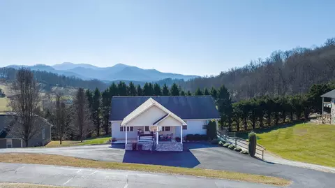 110 Carolina Crest Dr, Franklin, NC 28734
