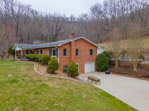 212 Dobson Mtn Rd, Franklin, NC 28734