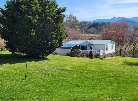 120 W Vineyard Rd, Hayesville, NC 28904