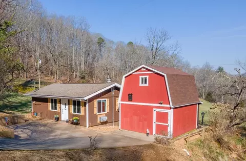 174 W Lowery Ln, Franklin, NC 28734