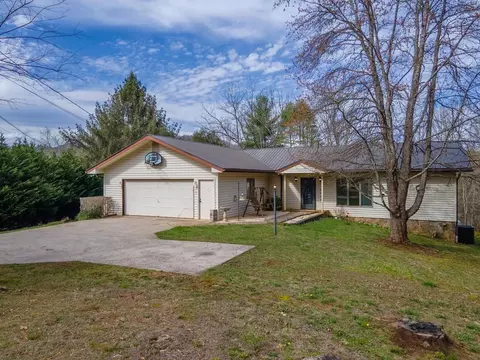 319 Chapel View Dr, Franklin, NC 28734