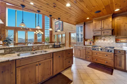 Kitchen - 184 Eagle Hts, Franklin, NC 28734 photo 3 of 4