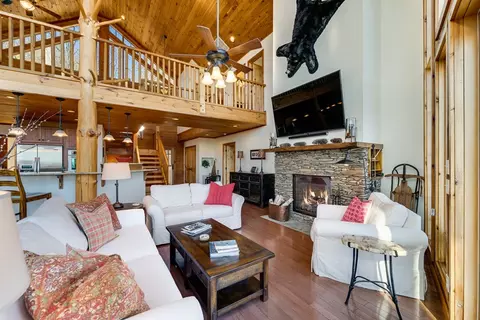 Living - 184 Eagle Hts, Franklin, NC 28734 photo 3 of 9