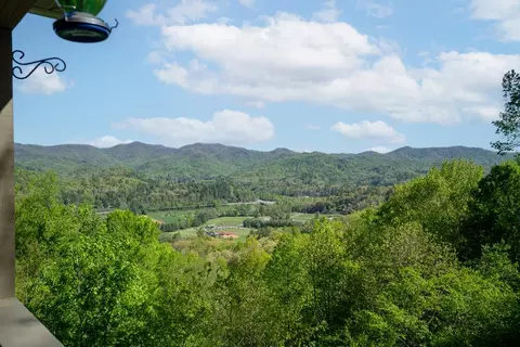 673 Cannon Trl, Franklin, NC 28734