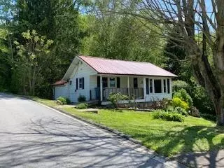 296 Mulberry St, Clyde, NC 28721
