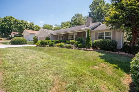105 Cove Xing, Franklin, NC 28734
