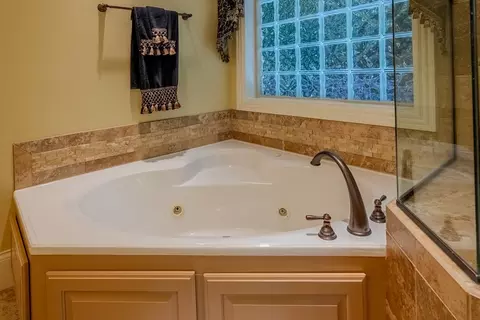 Bath - 1762 Garnet Ridge Rd, Sylva, NC 28779 photo 4 of 7