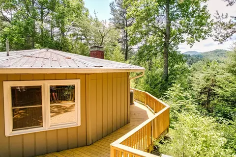 35 Chodl Ln, Franklin, NC 28734