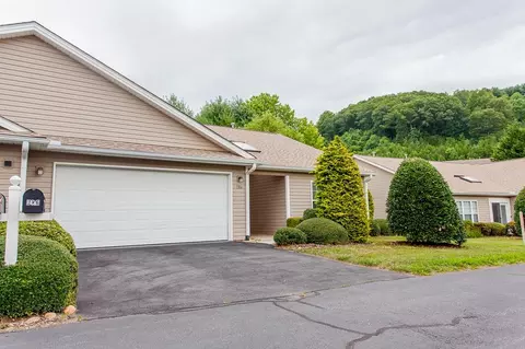 286 Castle Creek Dr, Waynesville, NC 28786