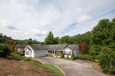 310 W Coventry Dr, Franklin, NC 28734