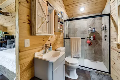Bath - 187 Glade Dr, Sylva, NC 28779 photo 2 of 4