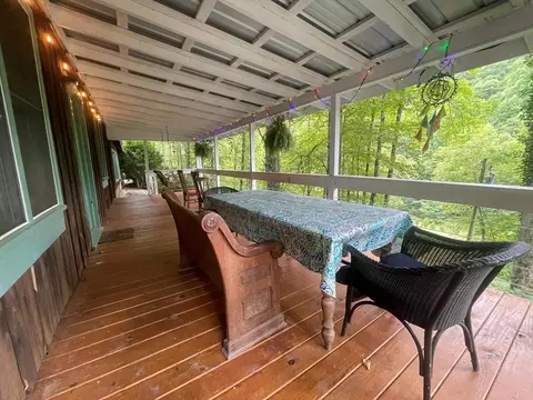945 E Silvermine Rd, Bryson City, NC 28713