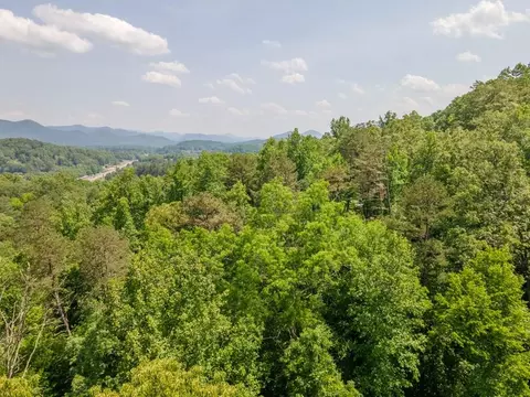 221 Lowery Ln, Franklin, NC 28734