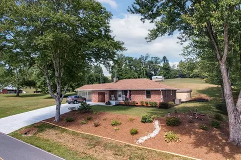 141 Palmer Dr, Franklin, NC 28734