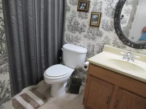 Bath - 30 Gregory Rd, Franklin, NC 28734 photo 3 of 4