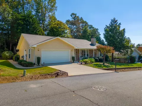 45 Cove Xing, Franklin, NC 28734