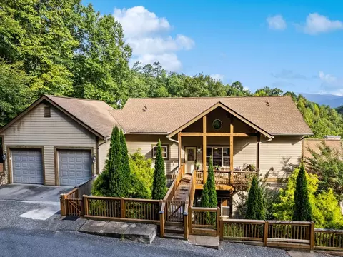 100 Sawgrass Dr #1, Whittier, NC 28789