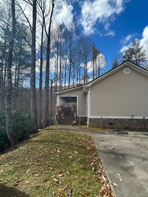 41 Mollybe Ln, Whittier, NC 28789