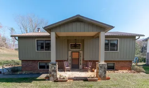 63 Heathwood Ln, Franklin, NC 28734