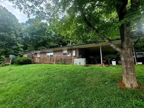 52 Moore St, Franklin, NC 28734