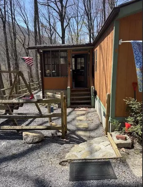 228 Mountain Laurel Rd, Maggie Valley, NC 28751