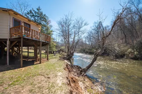 921 Sugarfork Rd, Franklin, NC 28734