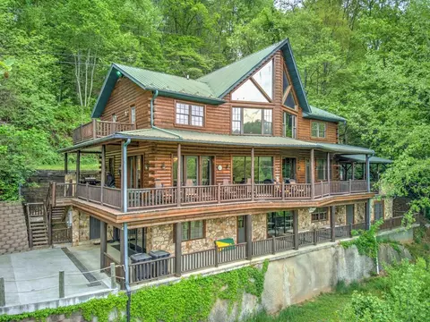 849 Riverside Dr, Whittier, NC 28789