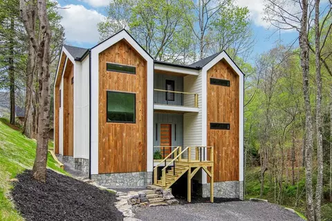 181 Curly Maple Dr, Canton, NC 28716