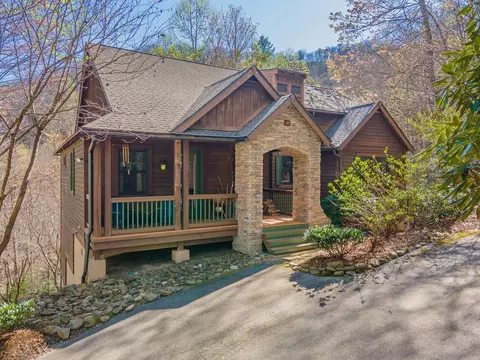 121 Woodbridge Dr, Tuckasegee, NC 28783
