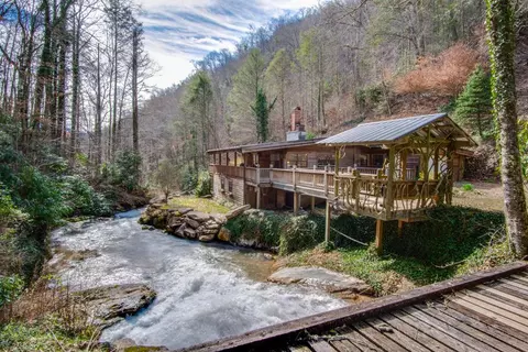 1696 Walnut Creek Rd, Franklin, NC 28734