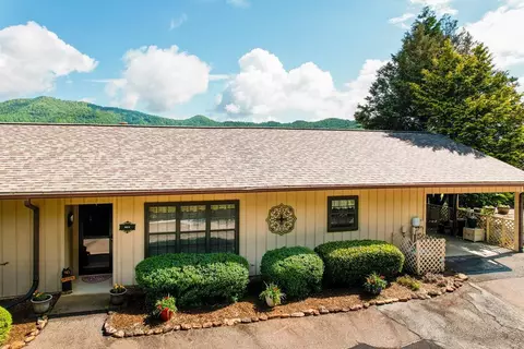 302 Ridgecrest Villas Dr # B, Franklin, NC 28734