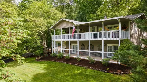 953 Country Club Dr, Franklin, NC 28734