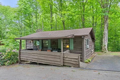 37 Sassafras Ln, Maggie Valley, NC 28751
