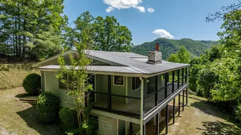228 Mountain Laurel Dr, Franklin, NC 28734
