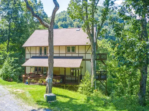 20 Lila Ln # A, Clyde, NC 28721