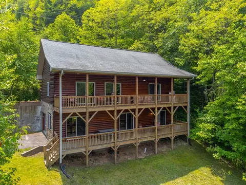938 Trickle Creek Rd, Waynesville, NC 28785