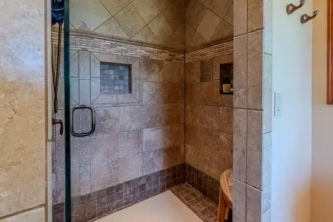 Bath - 1562 Garnet Rd, Sylva, NC 28779 photo 5 of 12