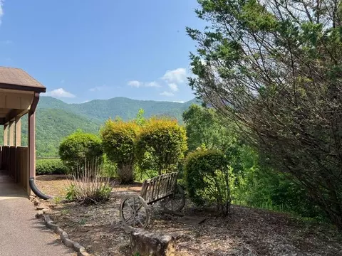101 Woodside Villa Dr # B, Franklin, NC 28734